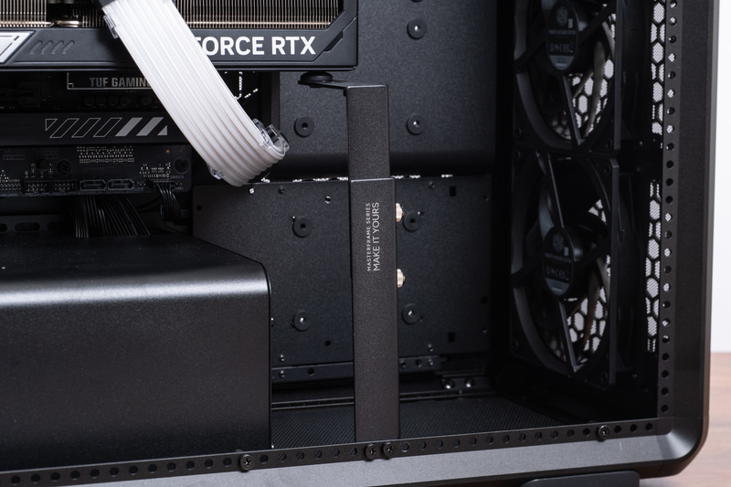 サポートステイがあるので大型のカードもガッチリと固定が可能だ