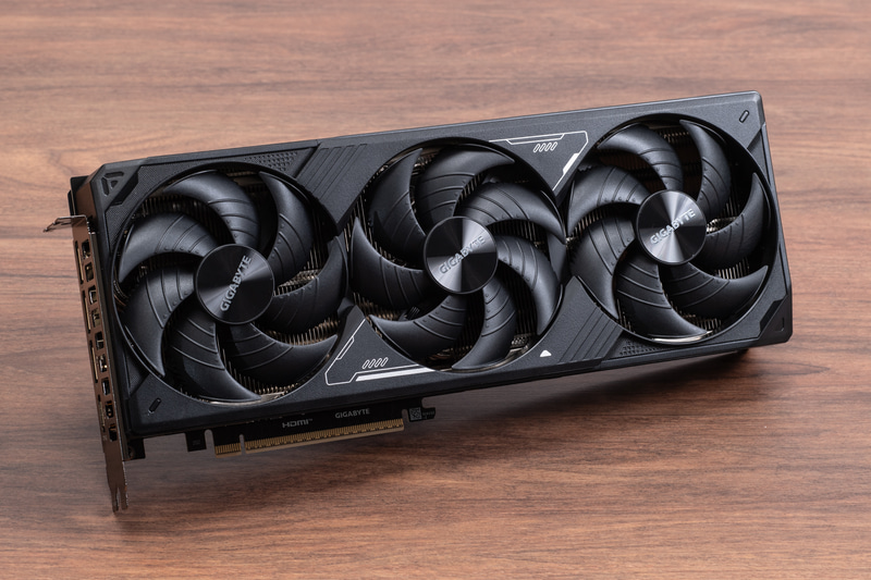 今回のモデルにはGeForce RTX 5080を採用。別途梱包され、ユーザーが取り付ける