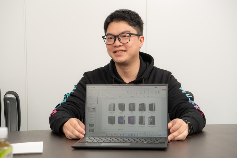 Cooler Master APAC/JAPAN Country ManagerのJeff Chen氏。写真は同社のPCケースを説明してくれているシーン