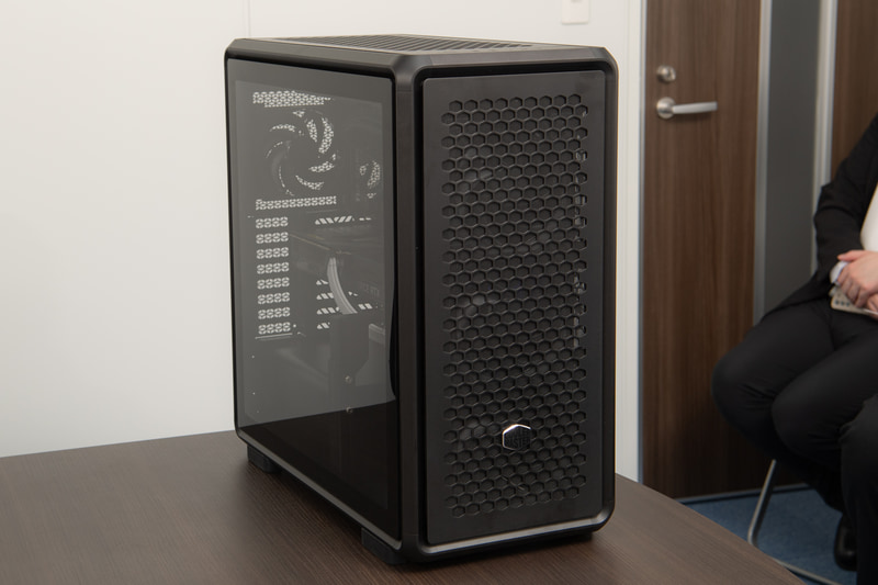 フラットなデザインが目を引く「ZEFT R67DF」