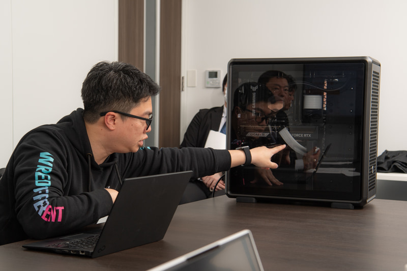 コストや設計の難しさから最近はあまり見なくなったアルミ製PCケースならではの質感にぜひとも触れてほしいと語るChen氏