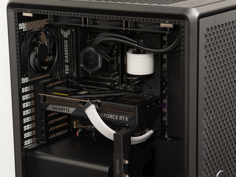 ZEFT R67DFでは簡易水冷クーラーとして新開発の改良型G9Rデュアルチャンバーポンプ搭載の「MasterLiquid Core II Series」を採用している