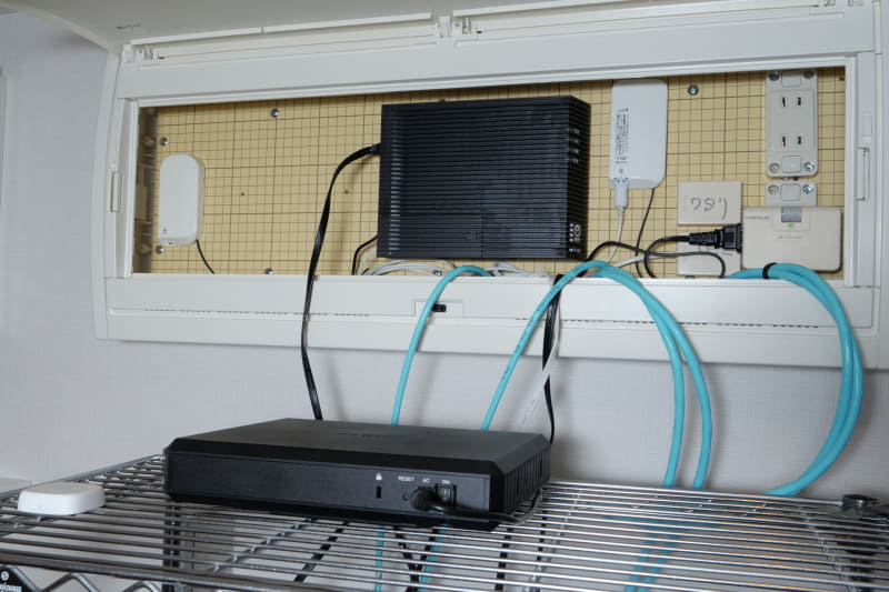 10Gbps対応光回線のONU直下にバッファローの有線VPNルーター「VR-U500X」を繋ぎ、宅内の各部屋へ10GbE LAN対応の有線LANを引いてるため、無線LANルーターはアクセスポイントモードでリビングルームに設置して運用する