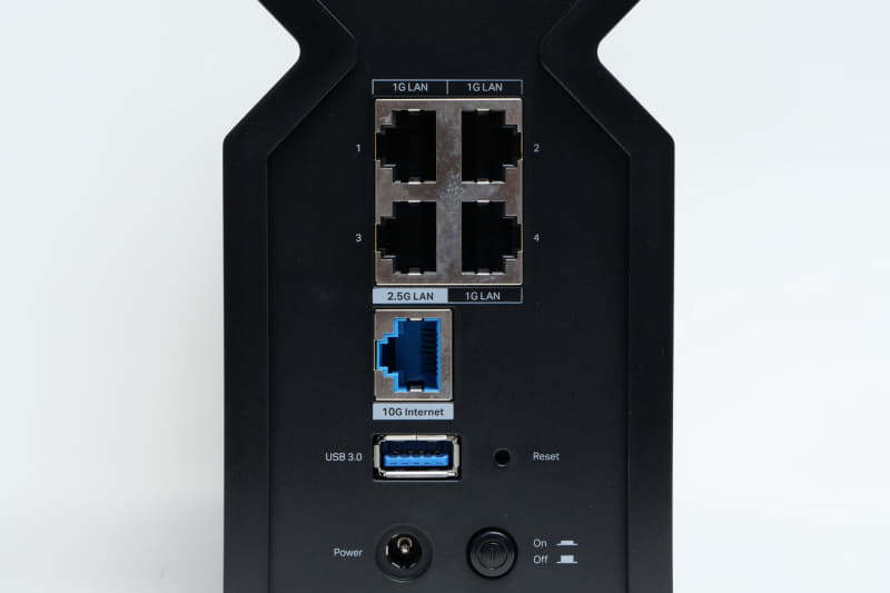 有線LANは10GbE WAN×1、2.5GbE LAN×1、Gigabit Ethernet LAN×3となるが、こちらも筆者として必要十分