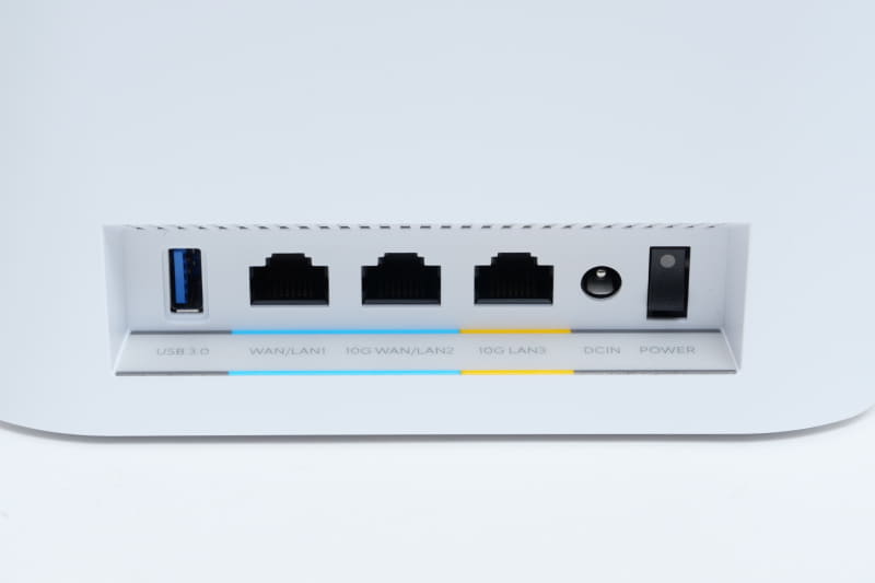 有線LANは10GbE WAN/LAN×1、10GbE LAN×1、GbE WAN/LAN×1と必要十分で、Broadcomのチップセットを採用