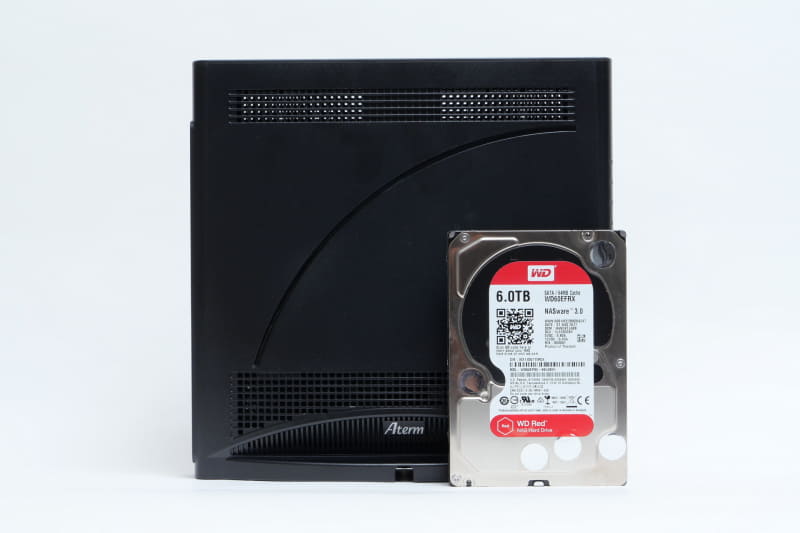 19000T12BEはかなりサイズが大きく、個人的にはデザインも微妙。3.5インチHDDと比べてみるとこれだけ違う