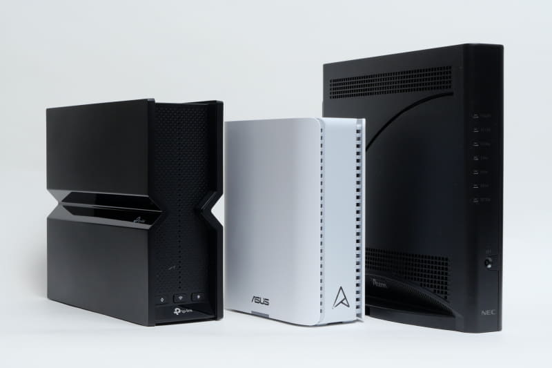 これまで購入し手元に残っているWi-Fi 7ルーター2製品と並べてみたが、19000T12BEが圧倒的に大きい