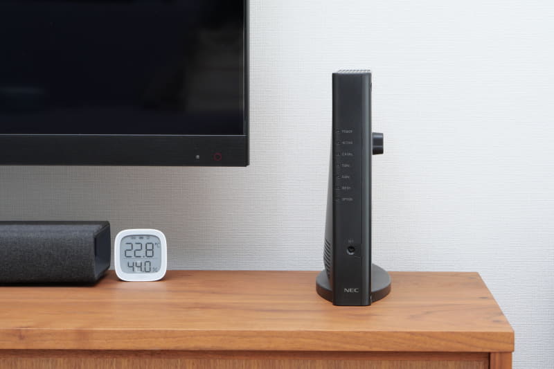 テレビ台に置くと、そのサイズと残念なデザインでかなり浮く印象だ