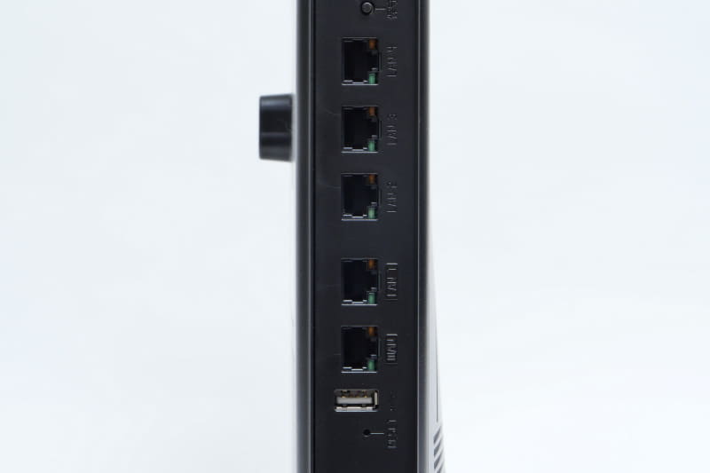 サイズやデザインはともかく、機能面はかなり充実。3バンドすべて4ストリーム対応、有線LANも10GbE WAN×1、10GbE LAN×1、GbE LAN×3と申し分ない