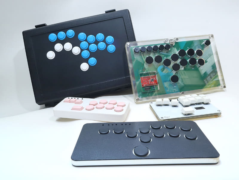 筆者所有のレバーレスコントローラたち。時期的には2022年から買い始めたものばかりで、「Snackbox MICRO」以外のものはいずれも自作コントローラに近い製品となる