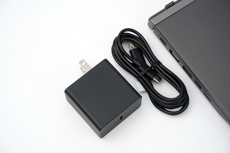 ACアダプタは65W出力でコンパクトなサイズ。Type-C接続だ