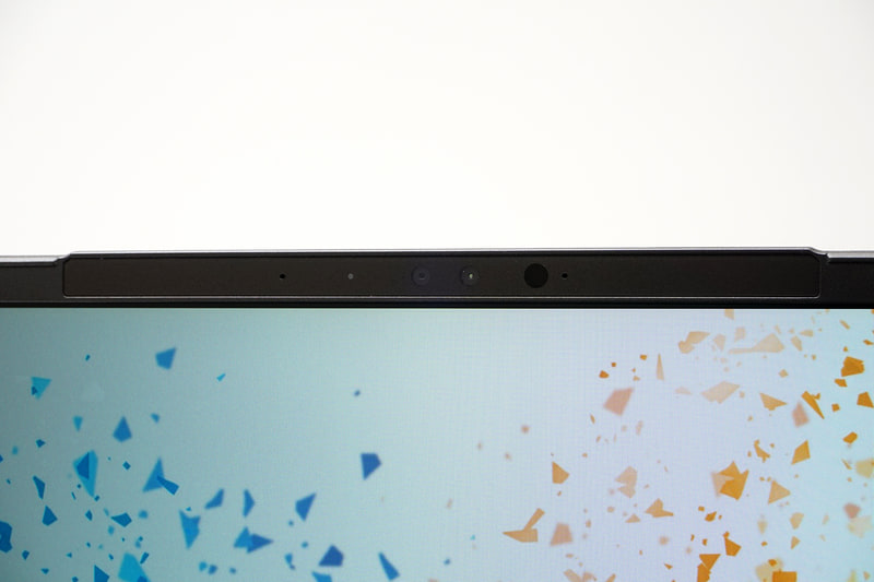 上部には500万画素のWebカメラとマイクを搭載。顔認証にも対応する