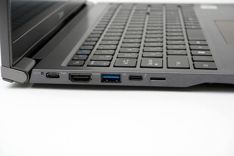 左側面にThunderbolt 4、HDMI出力、USB 3.2 Gen 1、USB 3.2 Gen 1 Type-C(DP対応)