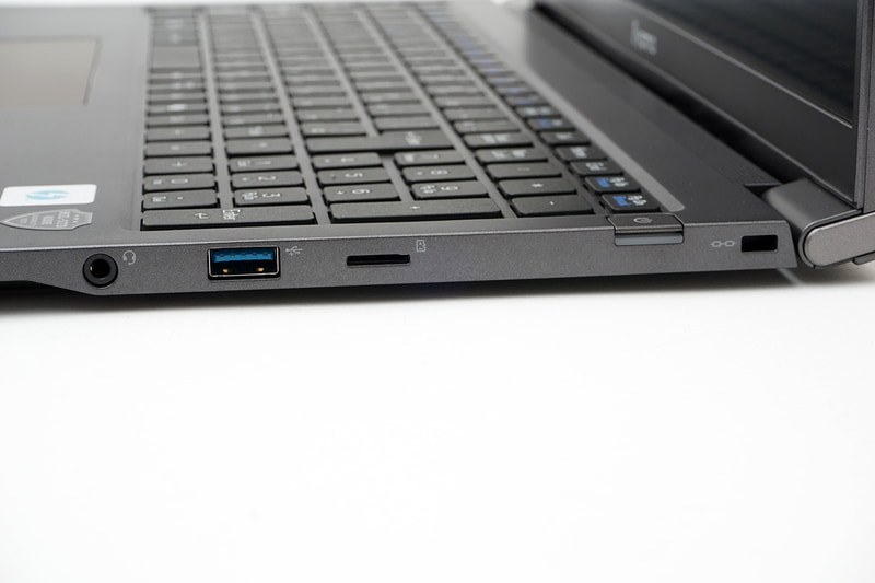 右側面にmicroSDカードスロット、USB 3.2 Gen 1、ヘッドセット端子