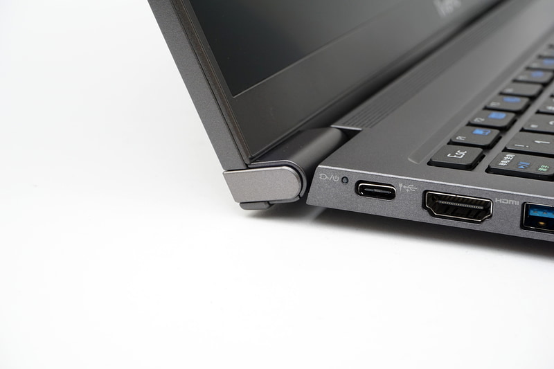 ディスプレイを開くとヒンジ部が持ち上がり、少し角度をつく。入力のしやすさと底面からの吸気をアップさせるためだろう