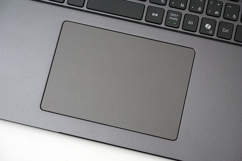 タッチパッドは筆者の実測で121×85mmとかなり大きい