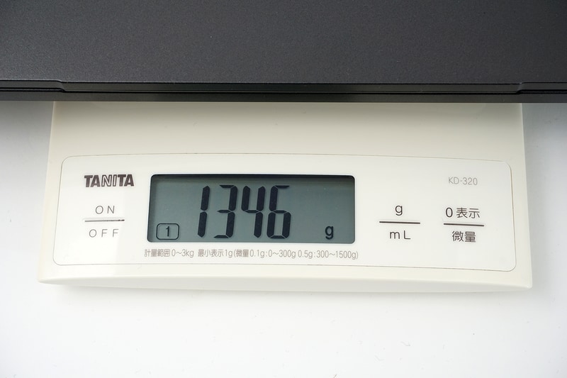 重量は筆者の実測で1,346gと公称よりも若干軽かった