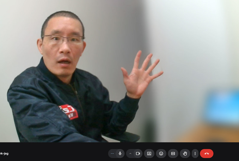 一般的なWeb会議アプリの背景交換機能使用時。右手の指の隙間から後ろがくっきり見えてしまっている