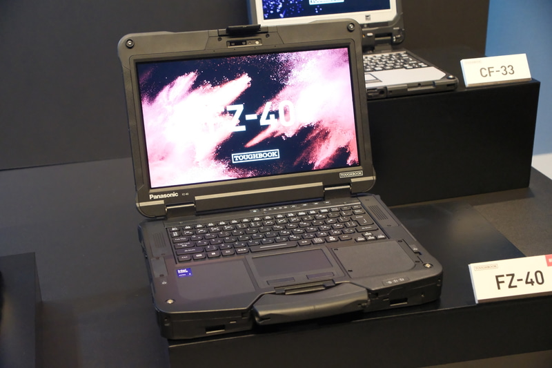 インターフェイス部分は蓋を押しつけて閉める構造で密閉性を確保