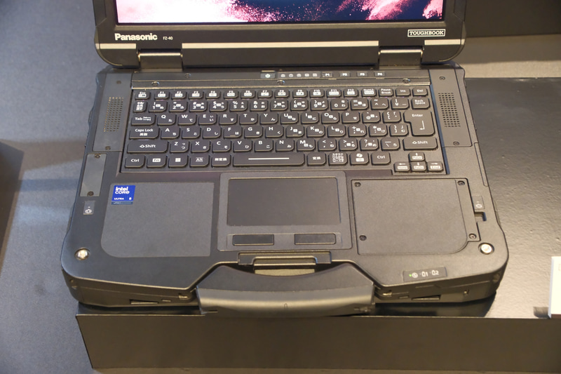 インターフェイス部分は蓋を押しつけて閉める構造で密閉性を確保