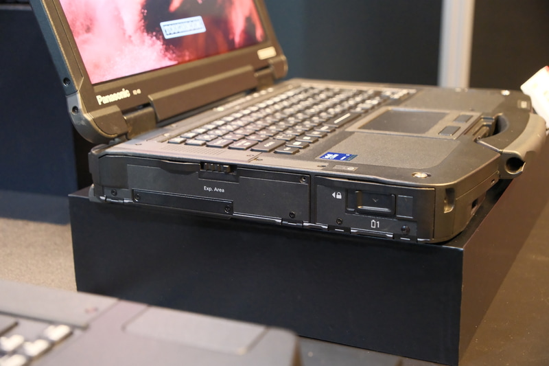 インターフェイス部分は蓋を押しつけて閉める構造で密閉性を確保