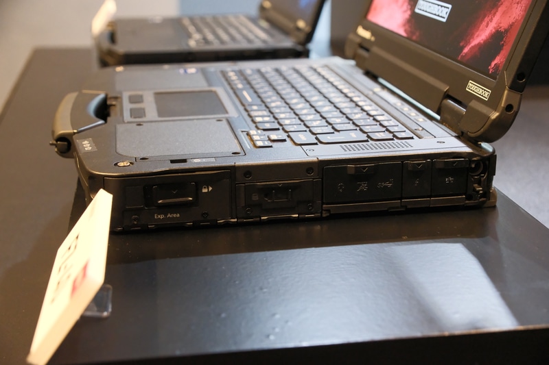 インターフェイス部分は蓋を押しつけて閉める構造で密閉性を確保