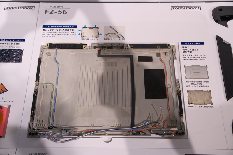 段差やリブで天板の堅牢性を向上
