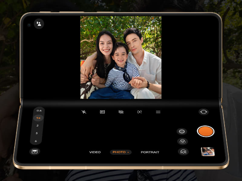 本体を折り曲げてジェスチャーによるセルフシャッター撮影も可能