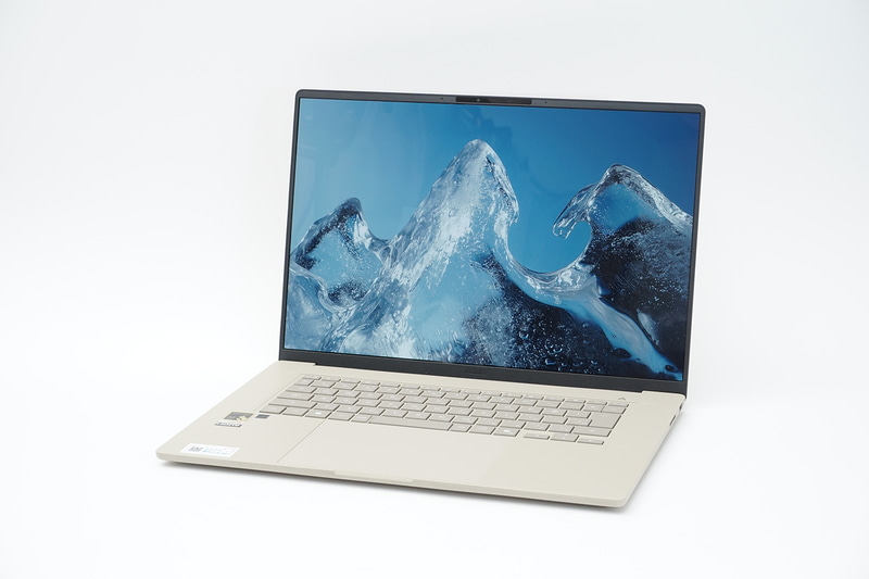 Snapdragon X2 Elite Extreme X2E-94-100を搭載するASUSのノートPC「Zenbook SORA 16(UX3607OA)」。直販価格は33万9,800円(Microsoft Office付きは36万9,800円)