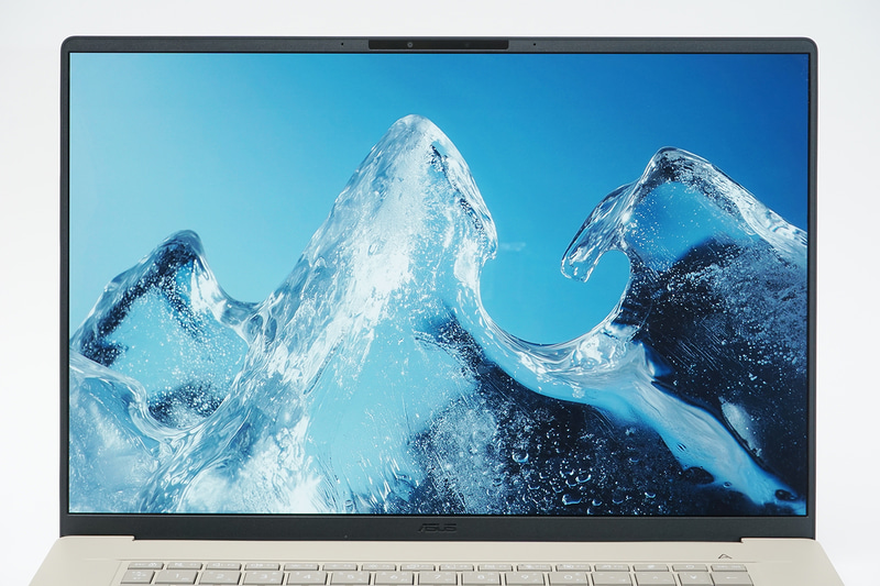 16型で高解像度、広色域のOLEDディスプレイを搭載。一目で分かる明暗の効いた鮮やかな画面だ