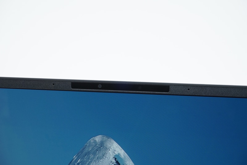 上部には顔認証に対応する207万画素のWebカメラとマイクを搭載