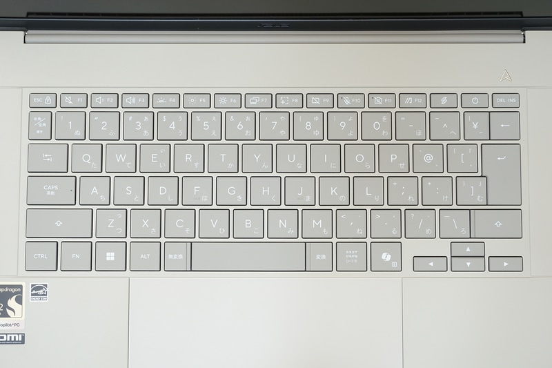 本体が大きめなこともあってゆとりのあるレイアウトのキーボード