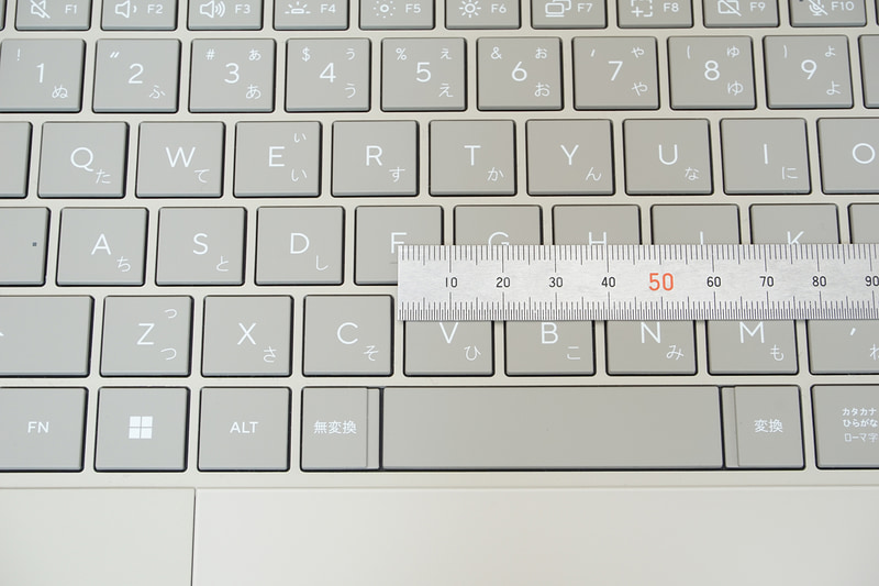 キーピッチは実測で約19mmと広い