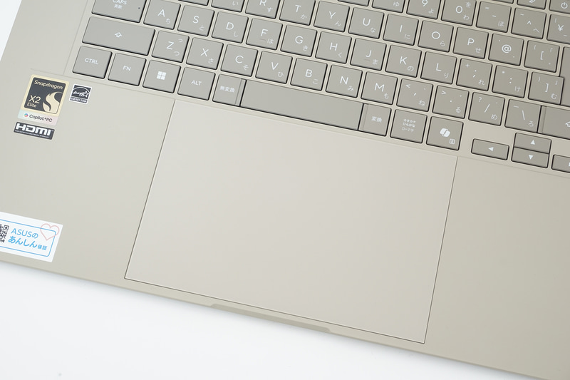 タッチパッドは実測で150×100mmとかなりの大型だ