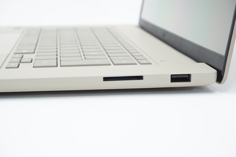 右側面にUSB 3.2 Gen 2、SDカードスロット