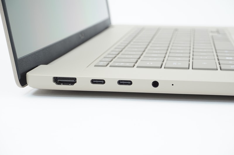 左側面にHDMI出力、USB4 2基、ヘッドセット端子