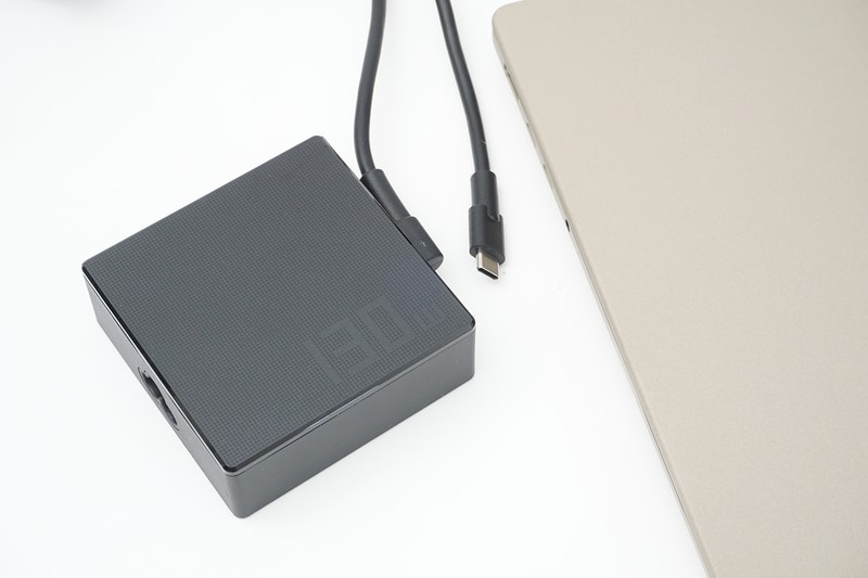 ACアダプタは130W出力でサイズはちょっと大きめ