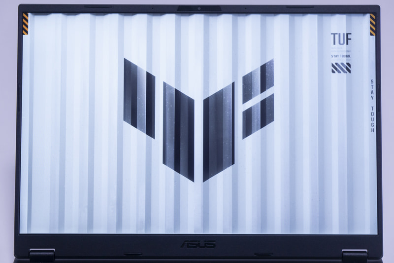 ディスプレイは14型で、アスペクト比は最近のトレンドである16:10。リフレッシュレートは最大165Hz