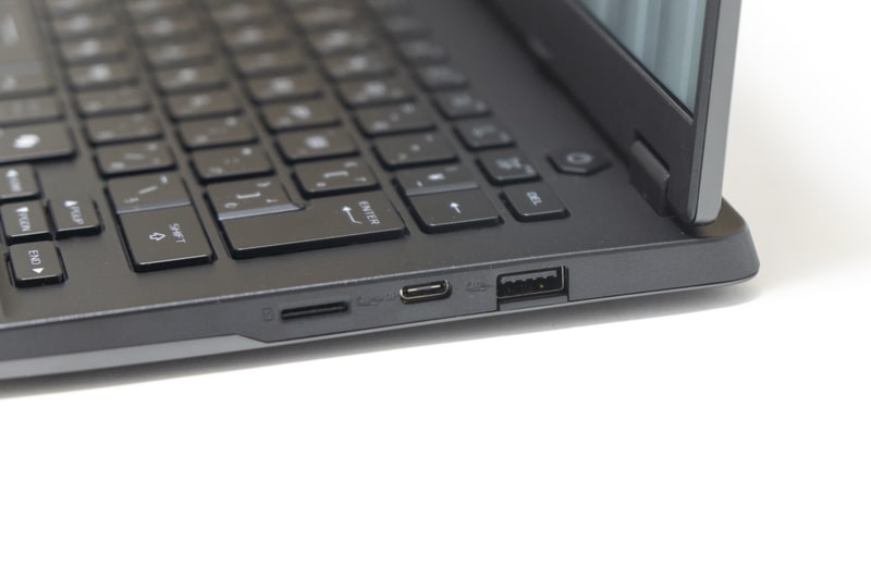 右側面にはUSB 3.2 Gen 2に加え、USB 3.2 Gen 2 Type-C、microSDカードスロットを用意