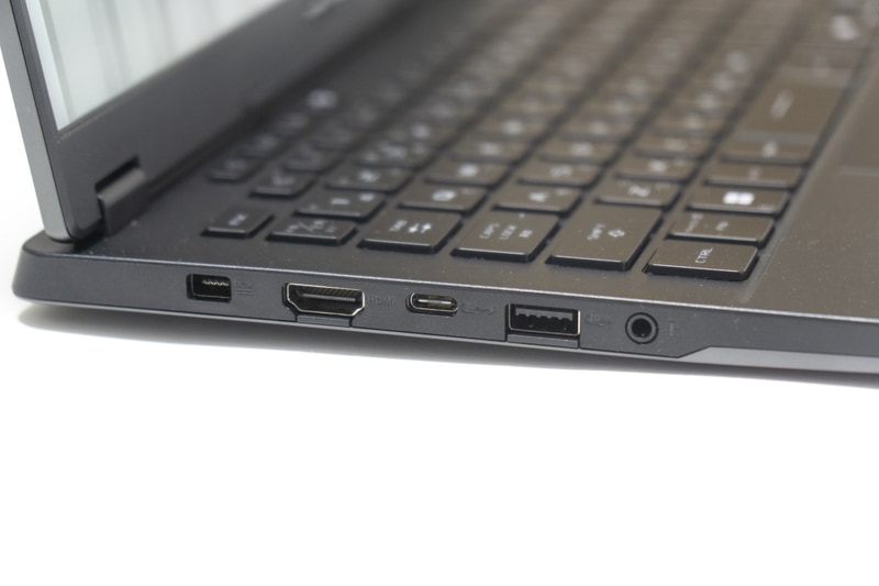左側面には電源ポート、HDMI端子、USB4、USB 3.2 Gen 2、ヘッドフォン・マイクジャックを備える