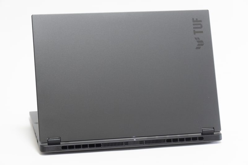 端にロゴを配置したシンプルな天板