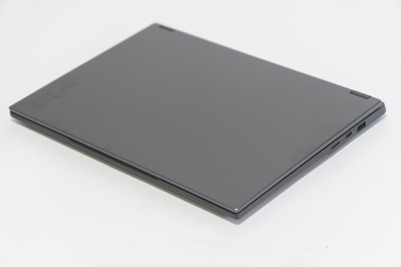 筐体は最近の14型ビジネスノートPCとほとんど変わらないサイズ。重量も抑えられており、無理なく持ち運べる