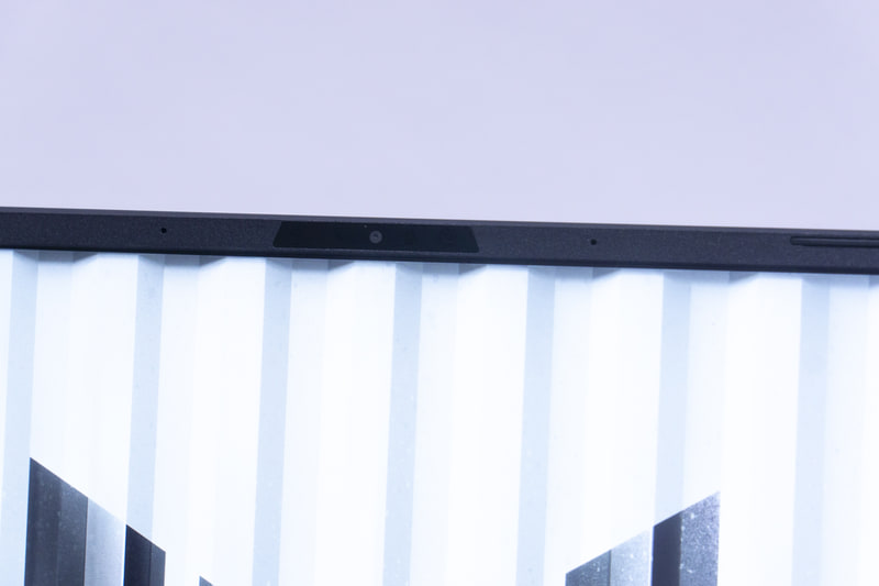 画面上部にはWebカメラを搭載