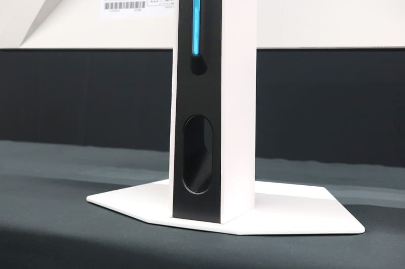 ケーブルマネジメント機構も搭載