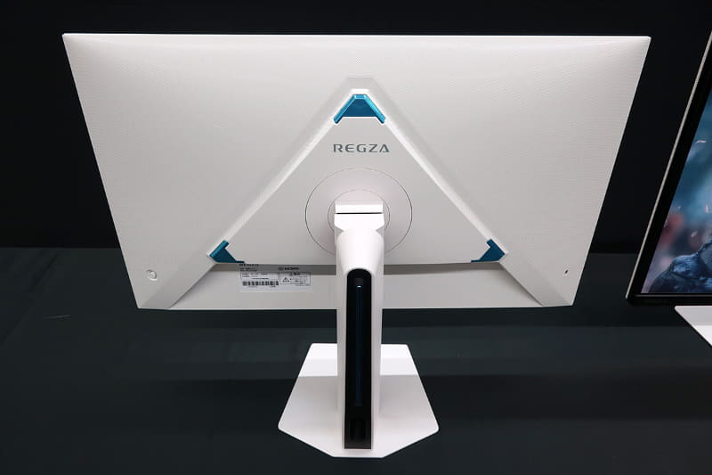 背面はホワイトだが、前面はコンテンツに没入しやすいブラックだ