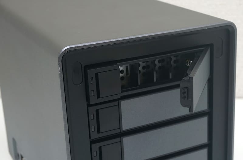 左のボタンを押すとレバーのロックが解除される。このレバーを引くと3.5インチシャドウベイのトレイを抜き出せる