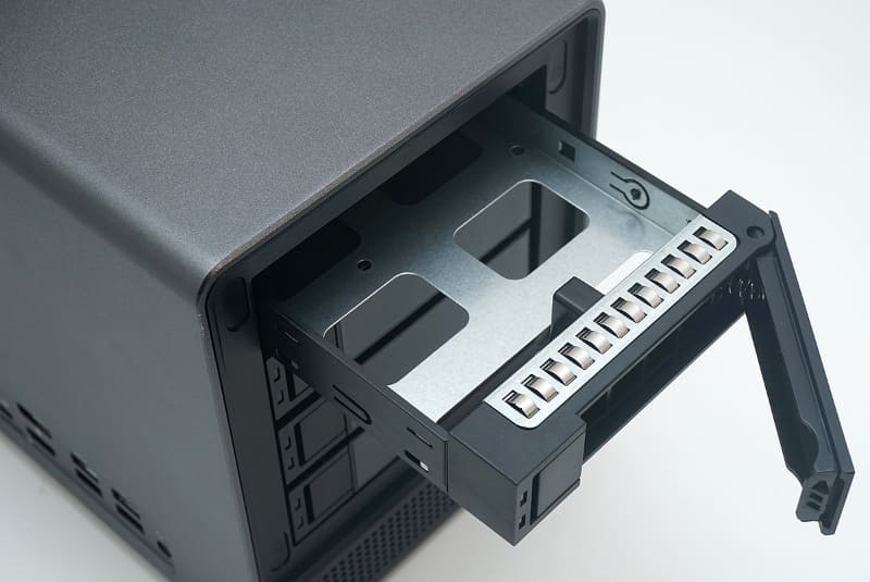 左のボタンを押すとレバーのロックが解除される。このレバーを引くと3.5インチシャドウベイのトレイを抜き出せる