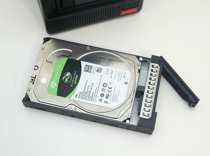 トレイにHDDを組み込み、両側面から2本のネジで固定する