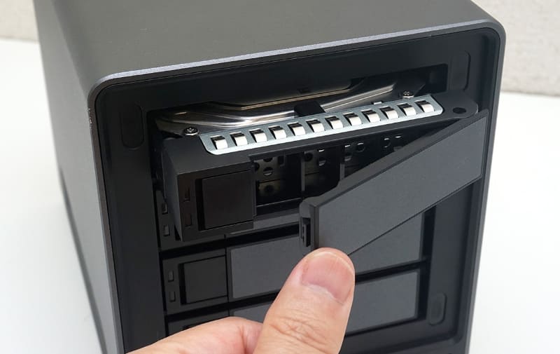 HDDを組み込んだシャドウベイユニットを戻し、レバーを押し込んでロックすれば組み込みは完了だ