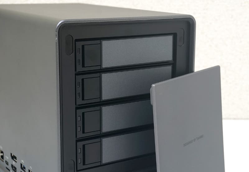 前面カバーを外すと、合計4基の3.5インチシャドウベイにアクセスできる